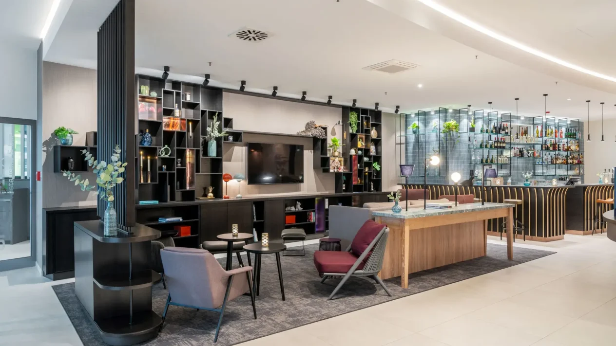 Lobby Bar - Full View